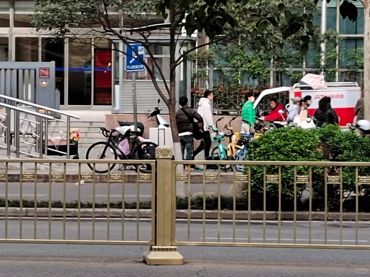 记东南门对面的吉他歌手